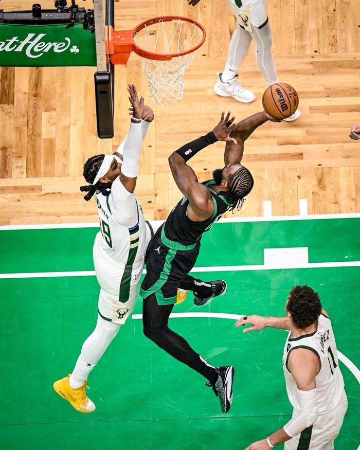 雄鹿惊艳全场，三连败助攻爆棚，凯尔特人逆转取胜！的简单介绍